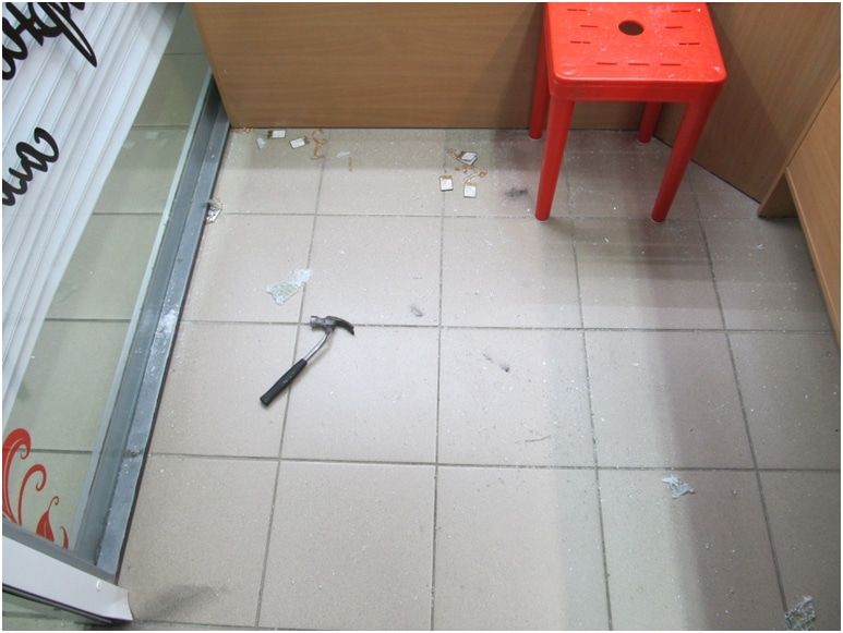 Происшествия, Томские новости, ювелирный магазин грабеж напали задержали молотком разбили витрину криминал в Томске налетчики В Томске ограбили ювелирный магазин