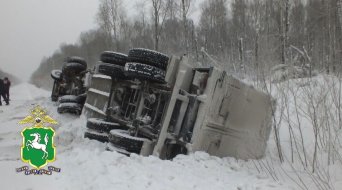 Происшествия, Томские новости, орехи фура опрокинулась пострадали Томск-Асино Полицейские помогли водителю опрокинувшейся на трассе Томск-Асино фуры с орехами