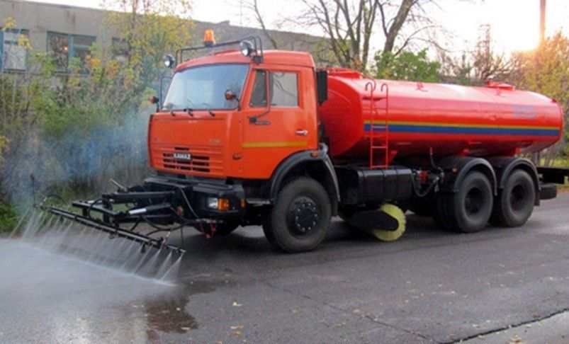 Городское благоустройство, Томские новости, поливомоечная машина песок уборка улиц мытье улиц дорог В Томске на Карташова, Дзержинского и Кирова работает поливомоечная техника