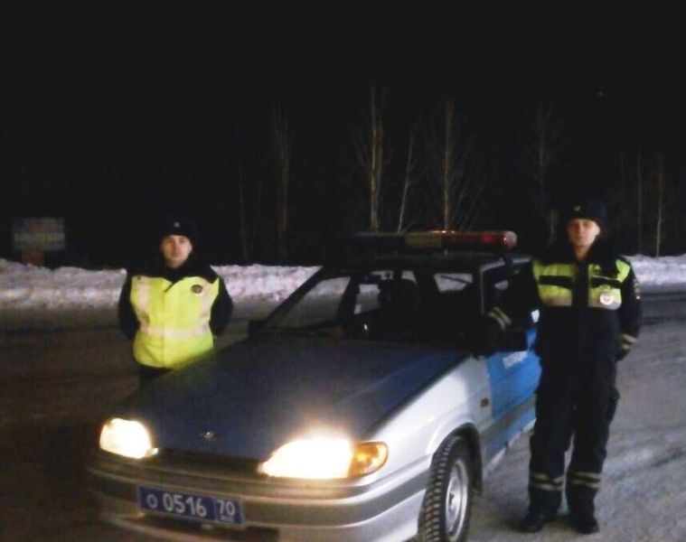 Происшествия, Томские новости, Малиновка ДТП отогрели замерз на трассе не заводится из-за холода остановился на морозе Томские полицейские отогрели замерзавшего водителя, которому никто не помог на трассе