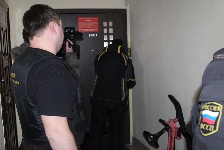 Судебные дела, Томские новости, свет долг вскрыли помещение квартиру взломали приставы попали в дом Судебные приставы вскрыли квартиру томича, накопившего большой долг за электроэнергию