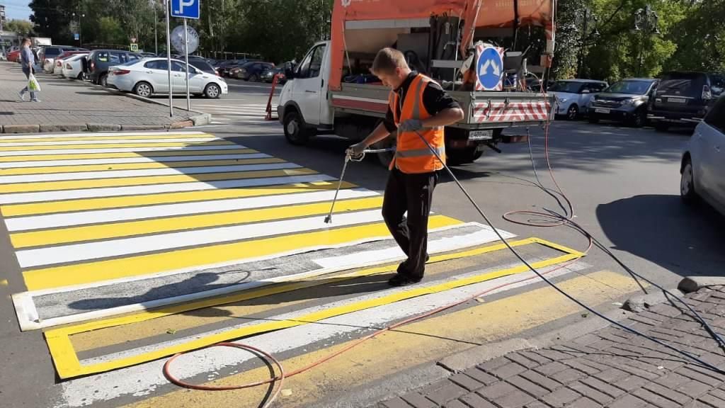 Безопасность, Городское благоустройство, Дороги, Томские новости, мэрия пешеходный переход разметка красят дорогу У томских школ обновляют разметку на пешеходных переходах