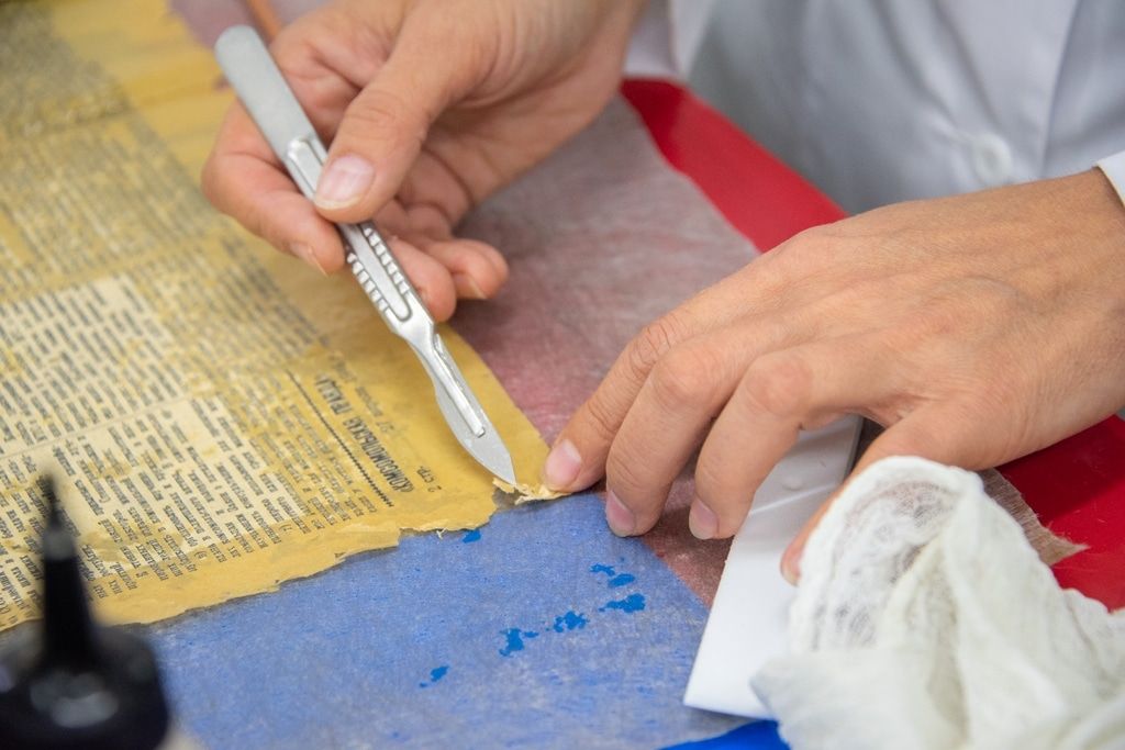 ТГУ, Томские новости, реставратор ТГУ Комсомольская правда связали судьбу Научная библиотека Реставраторы Научки ТГУ восстанавливают послевоенную газету, соединившую две судьбы