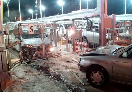 Происшествия, Томские новости, дтп авария врезались сводка происшествий аварии Иномарка въехала в ограждение северского КПП, пострадала женщина