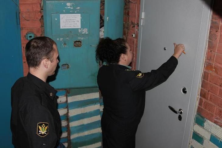 ЖКХ, Судебные дела, Томские новости, тепло ванная полотенцесушители нападение на пристава мешает людям жить соседи ЖКХ Северчанка, лишившая соседей горячей воды в полотенцесушителях, сломала палец судебному приставу