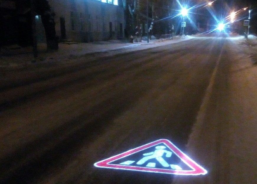 Безопасность, Дороги, Томские новости, проекционный знак переход проекция монтаж безопасность В Томске смонтировали первый проекционный дорожный знак