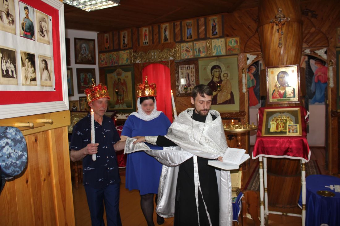 Социальная сфера, Томские новости, православные ритуалы поженились в колонии заключили брак В Томской колонии впервые прошло венчание