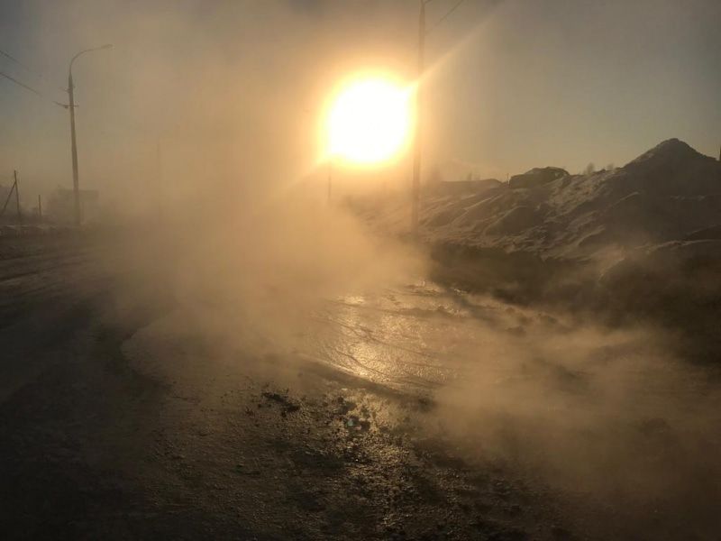 Происшествия, Томские новости, МВД перекрыли воду закрыли дорогу разлив воды прорвало трубу в Томске Вода из поврежденной трубы залила оживленную дорогу в Томске, ее перекрыли