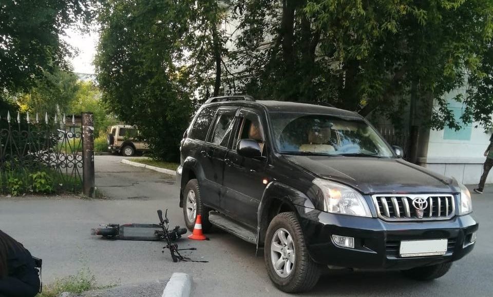 Происшествия, Томские новости, авария ДТП врезались сводка происшествий жесть Томска интересные новости В Северске Land Cruiser сбил человека на электросамокате