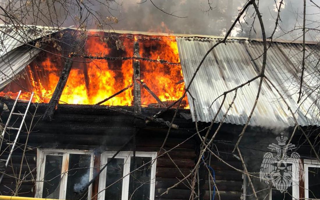 Происшествия, Томские новости, пожар горит сводка происшествий жесть Томска интересные новости Пожарные спасли женщину и ребенка из горящего дома в томском селе