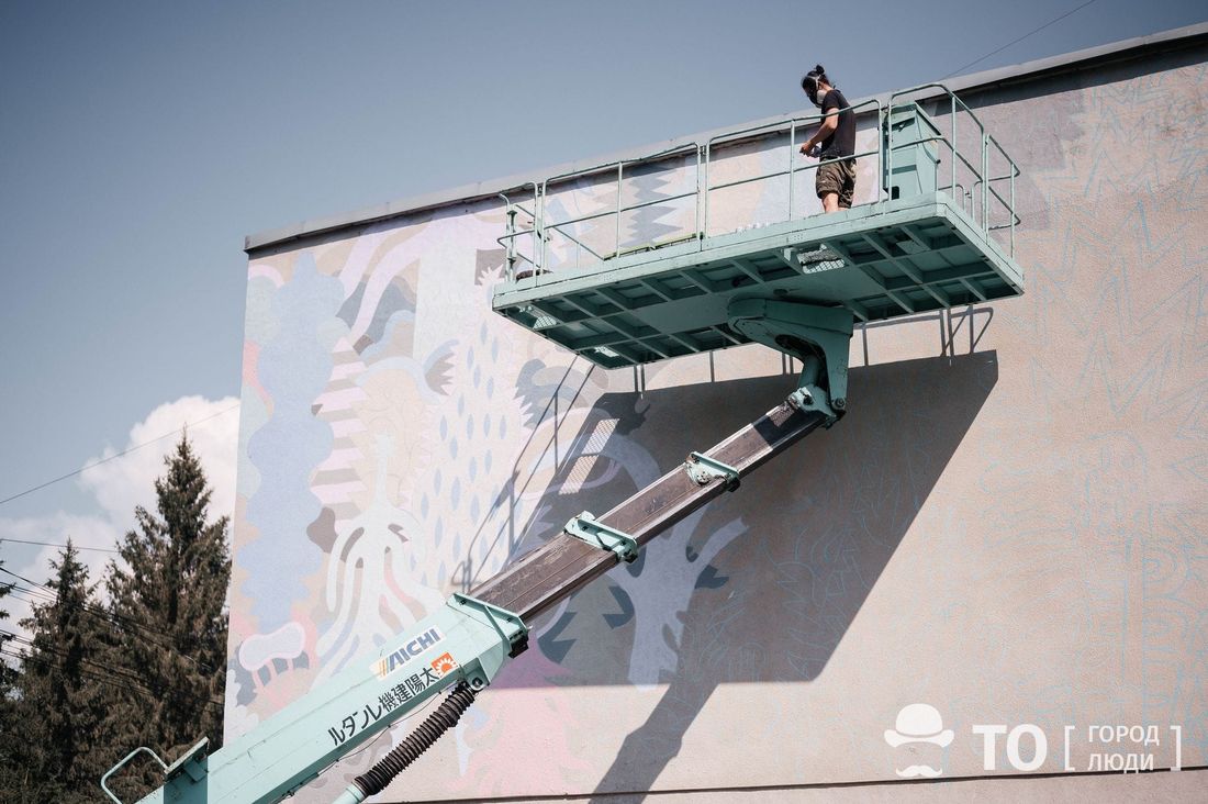 Культура в Томске, Томские новости, художники выход в город фестиваль уличная культура искусство интересные новости В Томске идет работа над вторым муралом фестиваля «Выход в город»