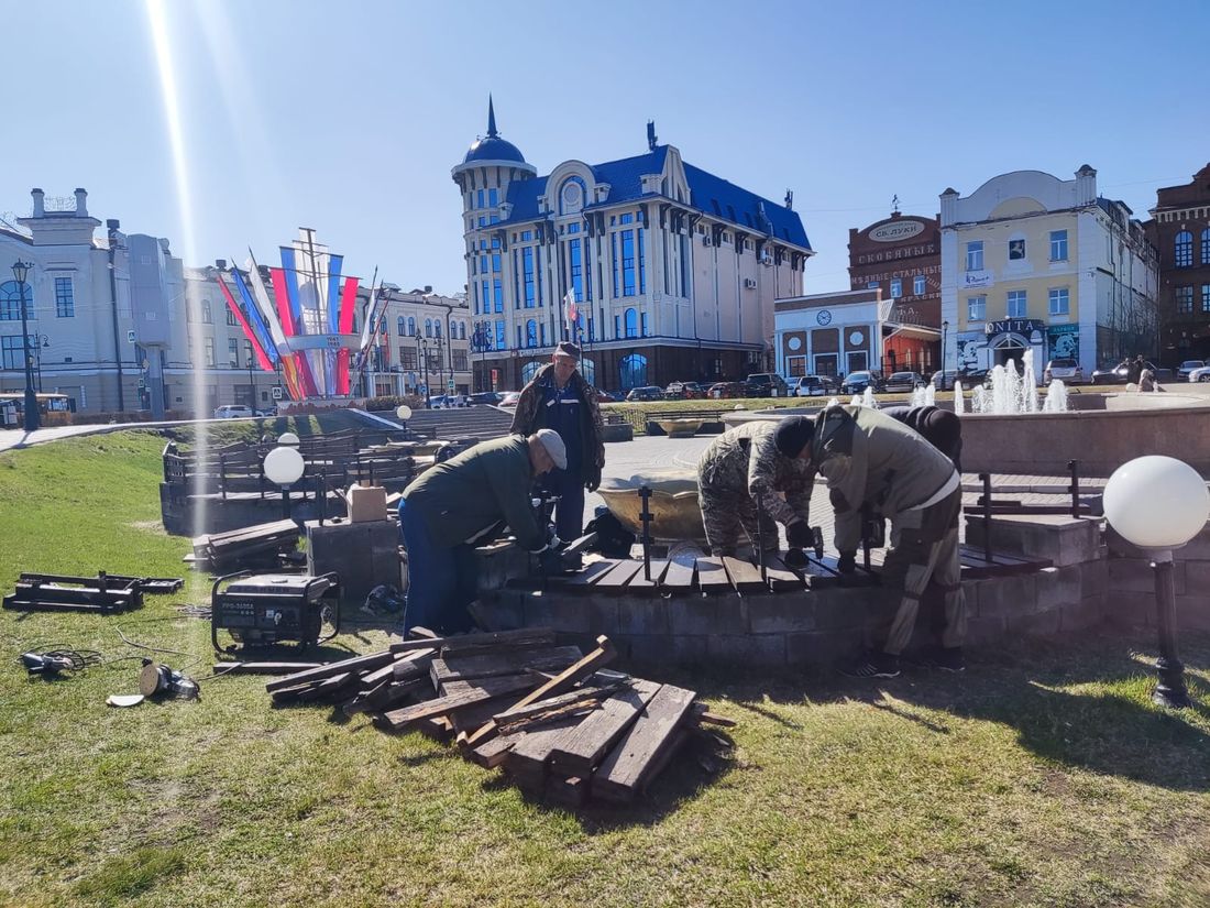 Город, Городское благоустройство, Томские новости, сквер тысяча мелочей интересные новости Томска городское благоустройство Накануне в Томске начали обновлять лавочки в сквере у здания Big City