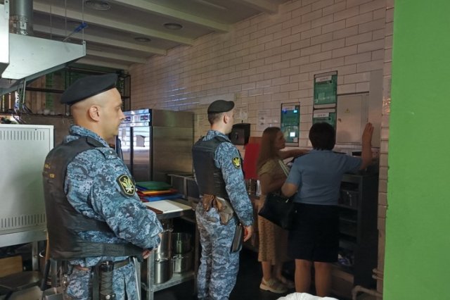 В Томске временно закрыли бистро, в котором отравились посетители