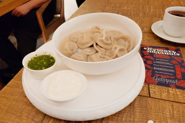 Щи и ананасы. В Томске прошел первый гастроспектакль «Кушать подано!»