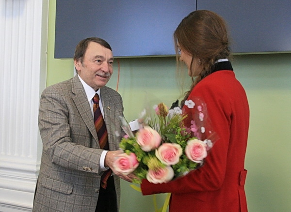 Ректор ТГУ Г. Майер вручает медаль фристайлистке Е.Столяровой 