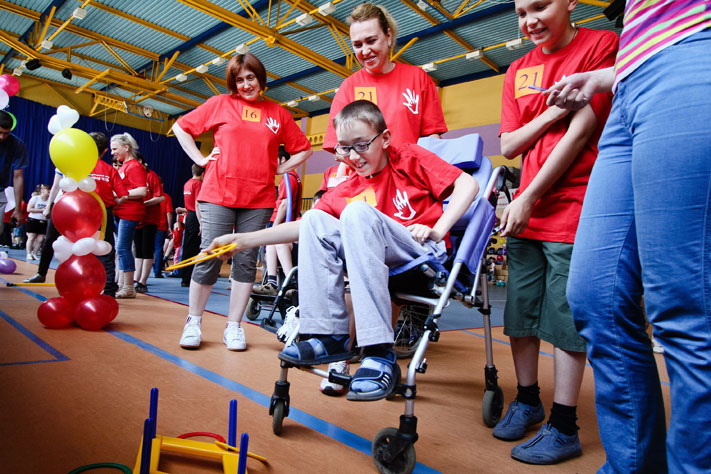 Волонтеры и инвалиды. Адаптивная физическая культура для детей. Дети инвалиды в спорте. Физическая культура для людей с ограниченными возможностями. Волонтеры с инвалидностью