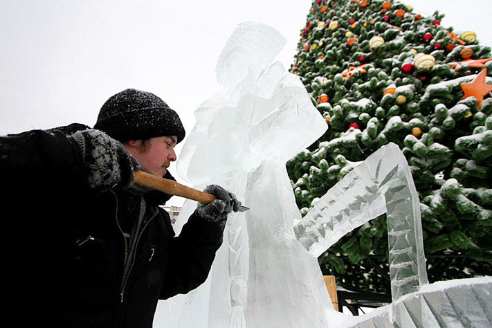 Новый год ❄, Томские новости, В Томске заканчивают возведение ледового городка на Новособорной В Томске заканчивают возведение ледового городка на Новособорной