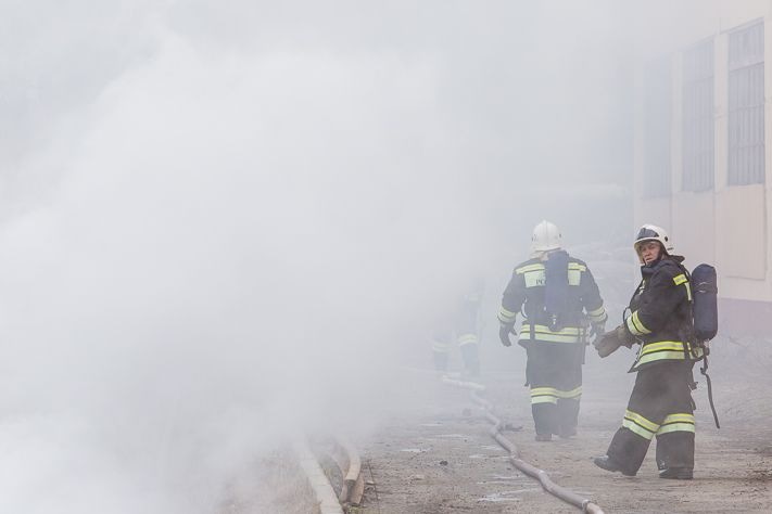 Происшествия, Томские новости, Томские пожарные эвакуировали из горящего дома 24 человека Томские пожарные эвакуировали из горящего дома 24 человека