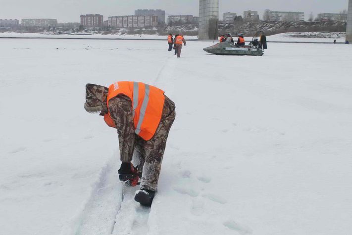 Паводок, Томские новости, На Томи начали резать лёд (ФОТО) На Томи начали резать лёд (ФОТО)