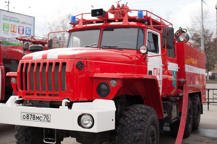 Происшествия, Томские новости, пожар горит огонь бытовка сводка происшествий огонь горят гаражи в Томске Пожарные на руках вынесли мужчину из горящей бытовки в Томске