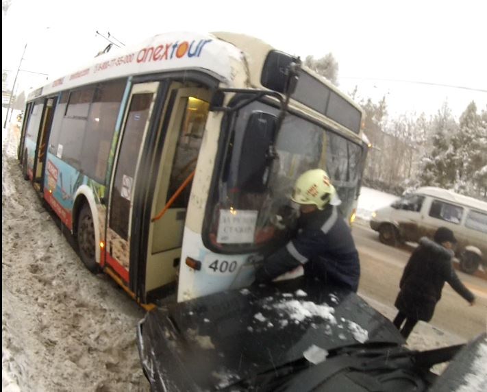 В Томске ищут водителя, врезавшегося в троллейбус и скрывшегося с места ДТП  (ФОТО) - Томский Обзор – новости в Томске сегодня