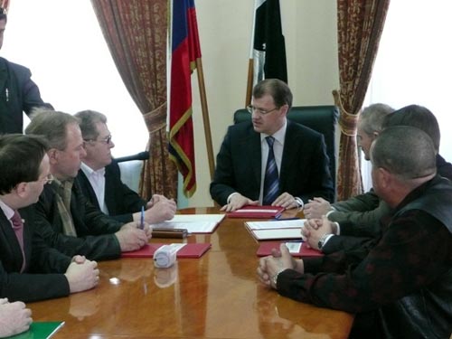 Мэр Томска Н.Николайчук подписывает соглашения с маршрутниками