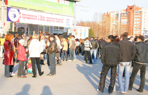 Первое мая в Томске: вечерний концерт на площади перед Дворцом Спорта