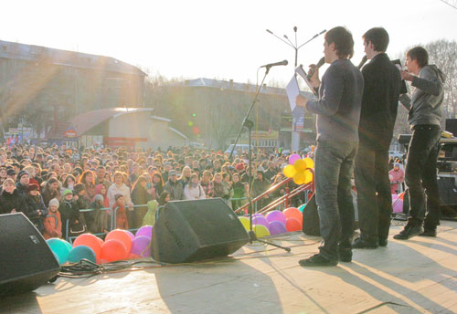 Первое мая в Томске: вечерний концерт на площади перед Дворцом Спорта