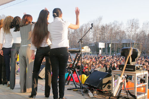 Первое мая в Томске: вечерний концерт на площади перед Дворцом Спорта