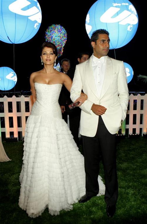 Гостья вечеринки - актриса А.Рай со спутником 