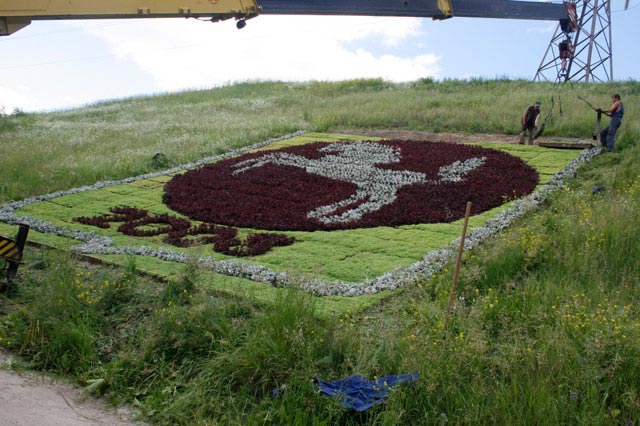 Клумба-герб, установка. 2008 г.