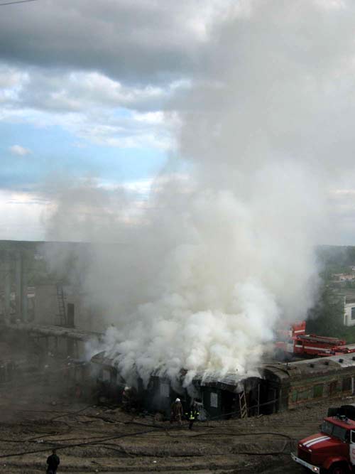 Тушение пожара в Томске - бензовоз