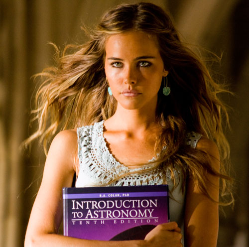 Изабель Лукас