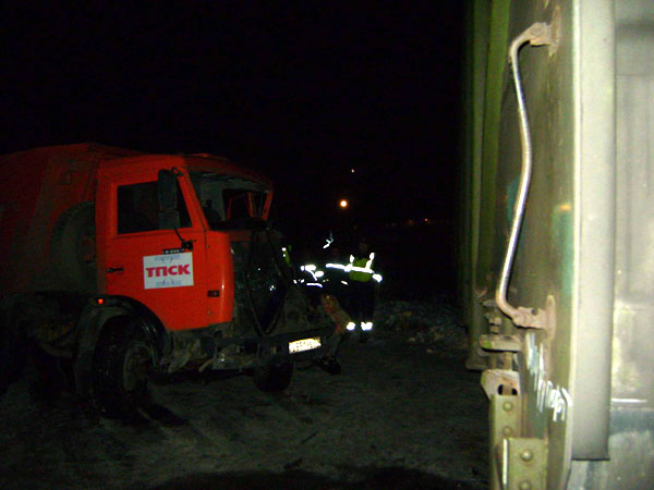 Столкновение КАМАЗа с вагоном