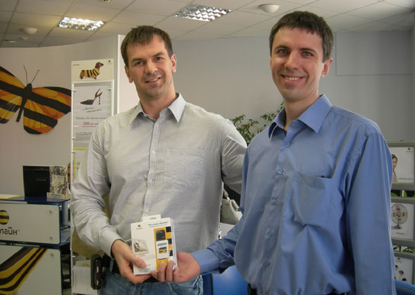 Директор по развитию ШПД и новых видов бизнеса Томского филиала ОАО &laquo;ВымпелКом&raquo;  Андрей Коваленко и абонент &laquo;Билайн&raquo; Сергей Ильенко