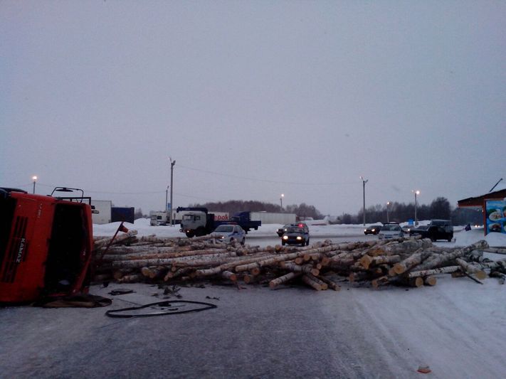 Лесовоз опрокинулся