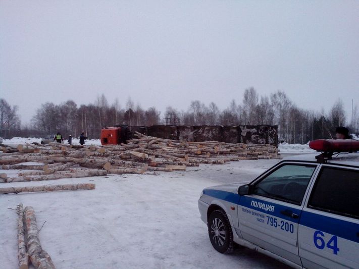 Лесовоз опрокинулся