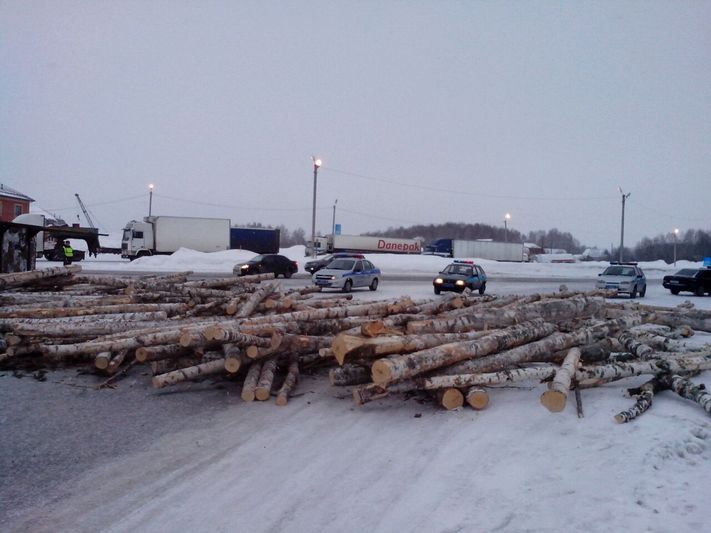 Лесовоз опрокинулся