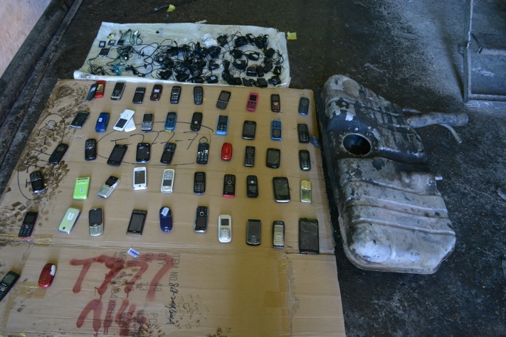 Телефоны в бензобаке колония