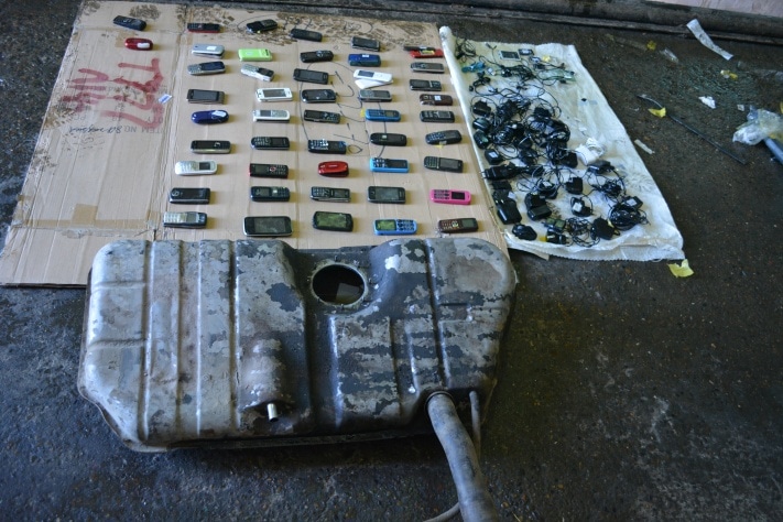 Телефоны в бензобаке колония