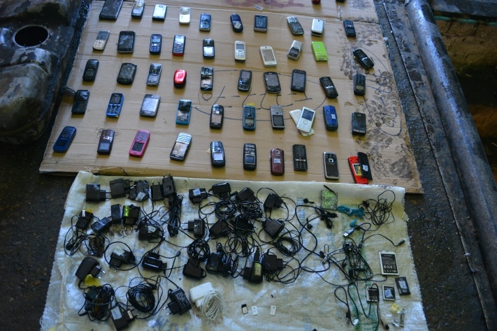 Телефоны в бензобаке колония