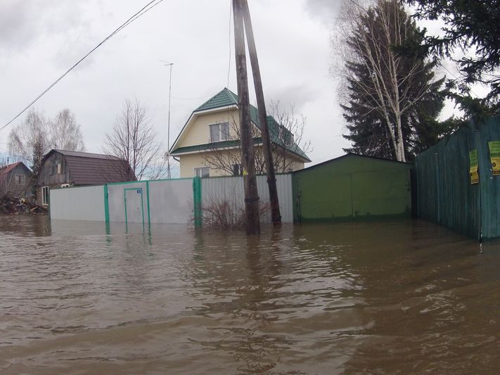 Затопило ли улицу. Заварзино Томск. Заварзино затопленные. Заварзино паводок. Потоп в Заварзино.
