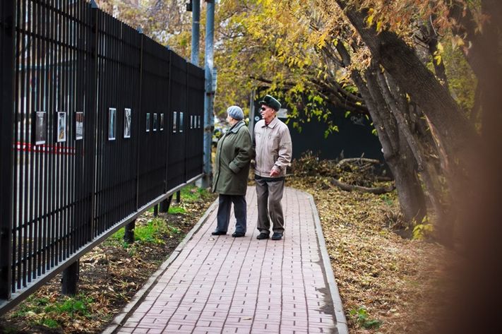 Странные люди выставка на заборе