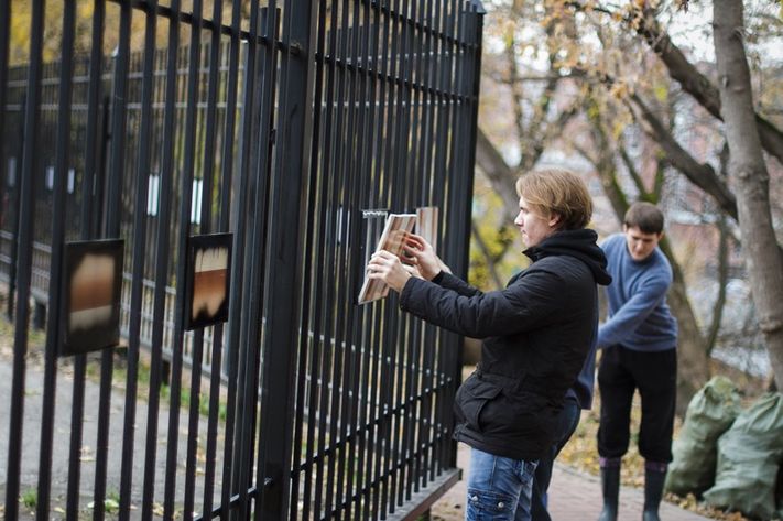 Странные люди выставка на заборе