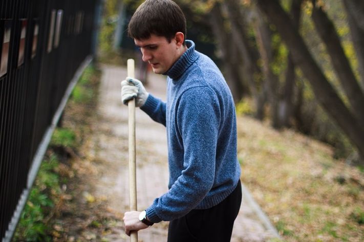 Странные люди выставка на заборе