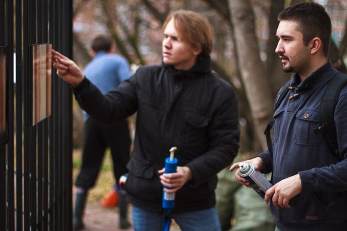 Странные люди выставка на заборе