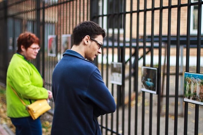 Странные люди выставка на заборе