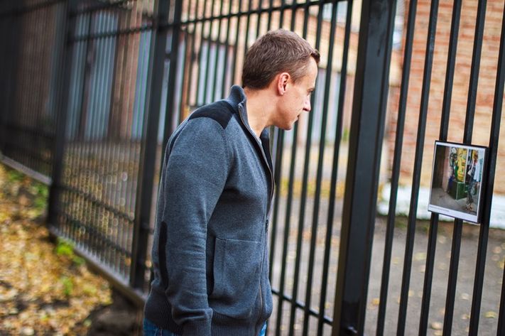 Странные люди выставка на заборе