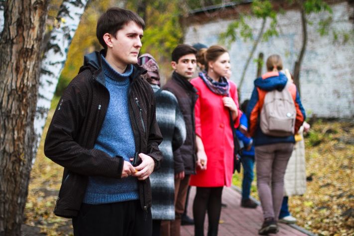 Странные люди выставка на заборе