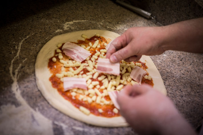 Пицца с ветчиной и сыром моцарелла на томатной основе 🍕